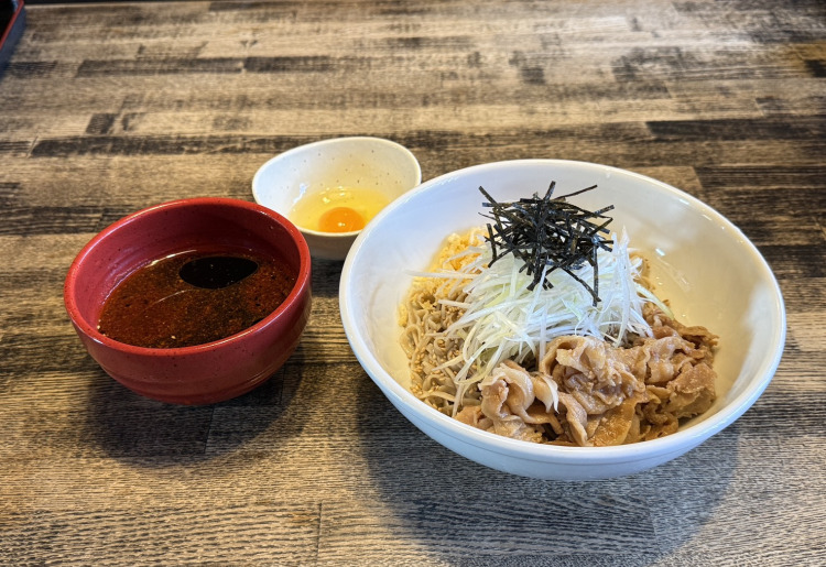黑紅そば 豚そば（冷たい出汁）太麺