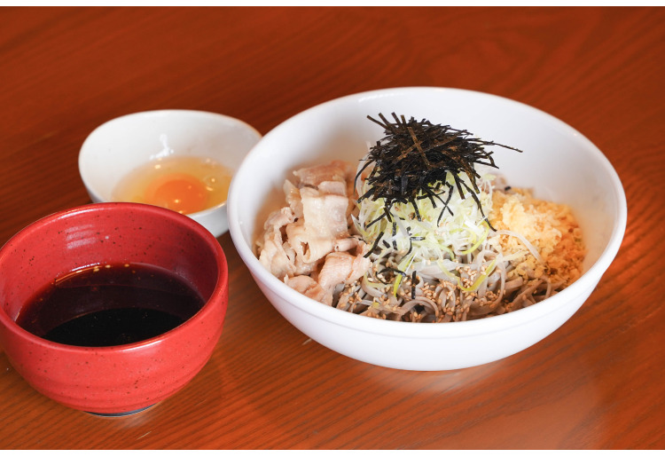 黑紅そば 豚そば（冷たい出汁）太麺
