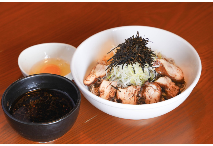 黑紅そば 鶏そば（温かい出汁）太麺